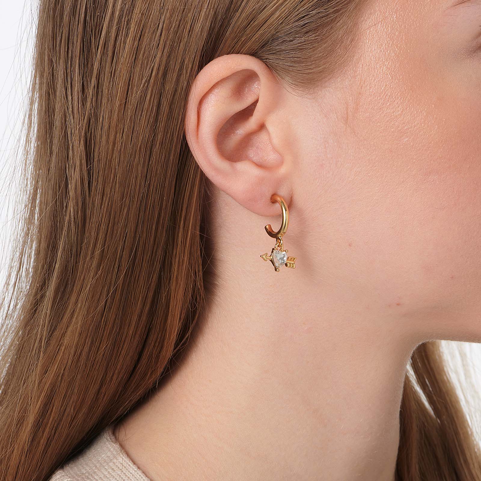 Guldfärgade hoops med hängande hjärtan