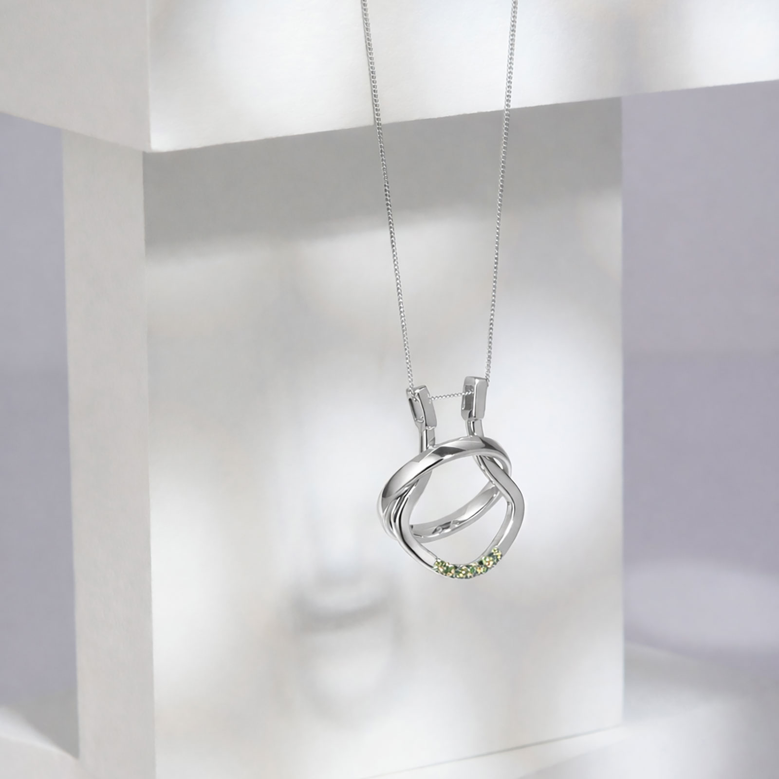 Je t´aime 18K vitguld ringhållare - Porte Bague Emerald