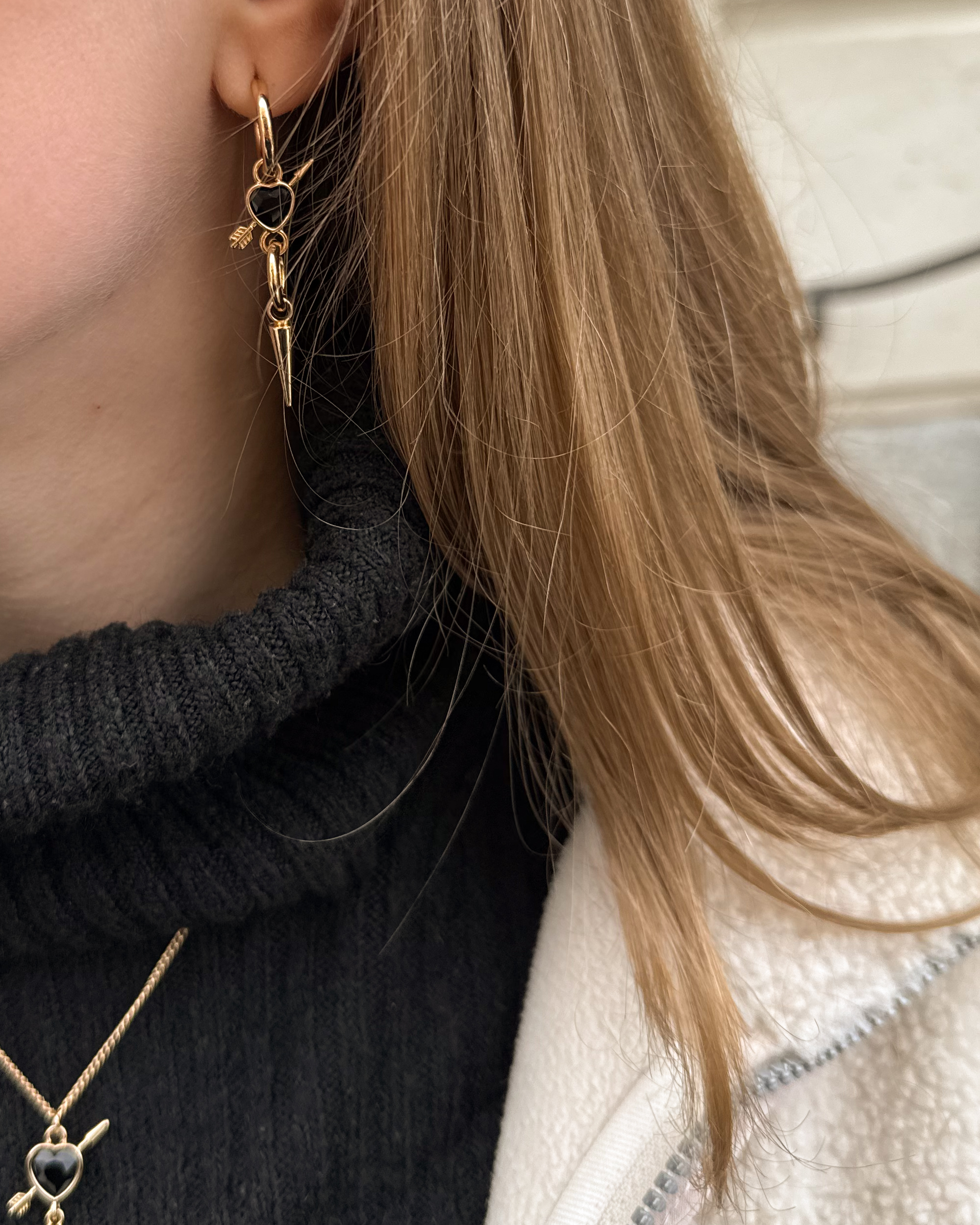 Guldfärgat halsband, svart hjärta med nit - 42+7cm