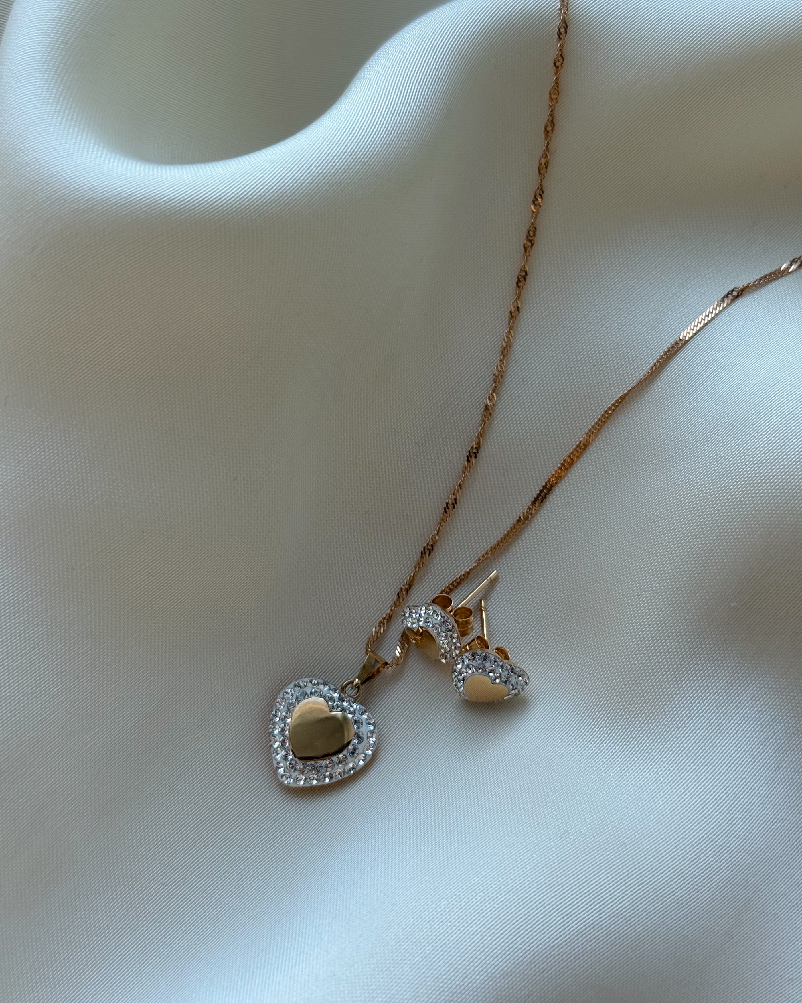 Örhängen 18k guld - studs med hjärtan