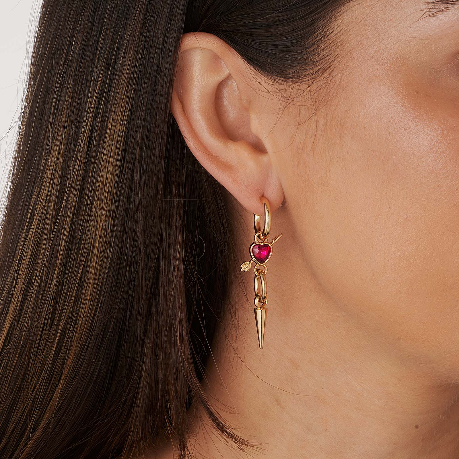 Guldfärgade örhängen, fuchsia hjärta med pil - 50mm