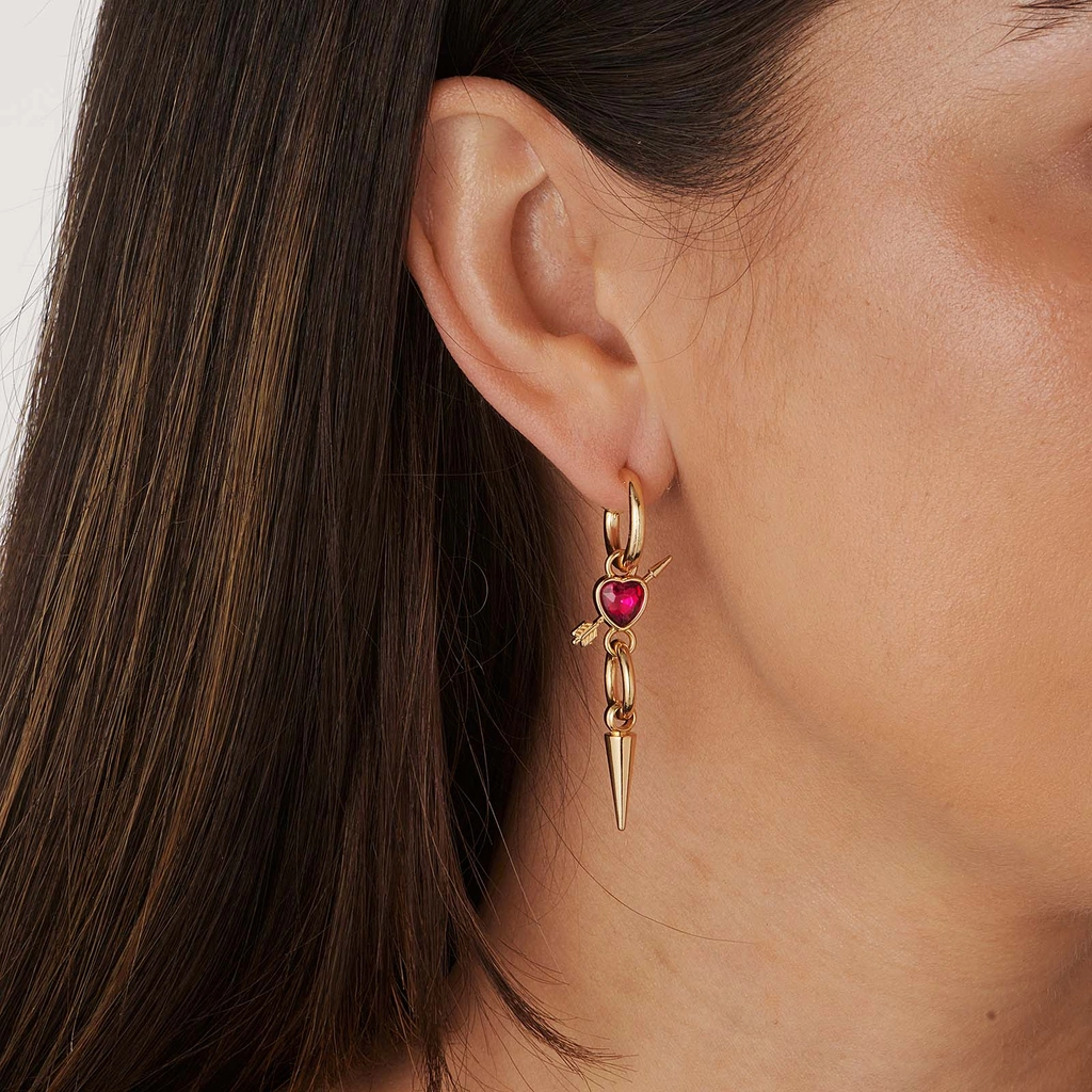 Guldfärgade örhängen, fuchsia hjärta med pil - 50mm