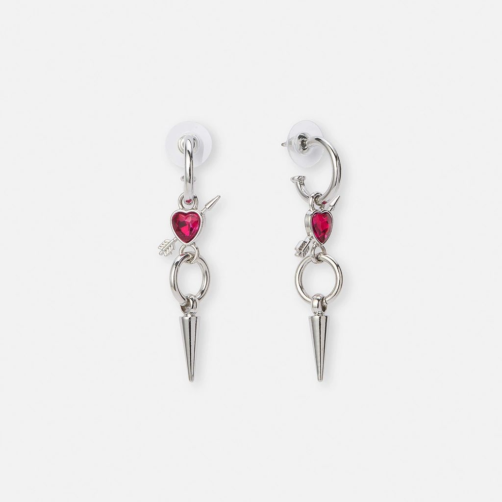 Silverfärgade örhängen, fuchsia hjärta med pil - 50mm