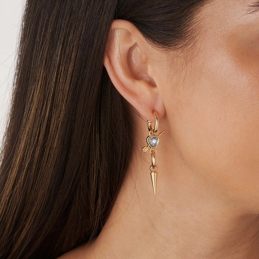 Guldfärgade örhängen, ljusblått hjärta med pil - 50mm