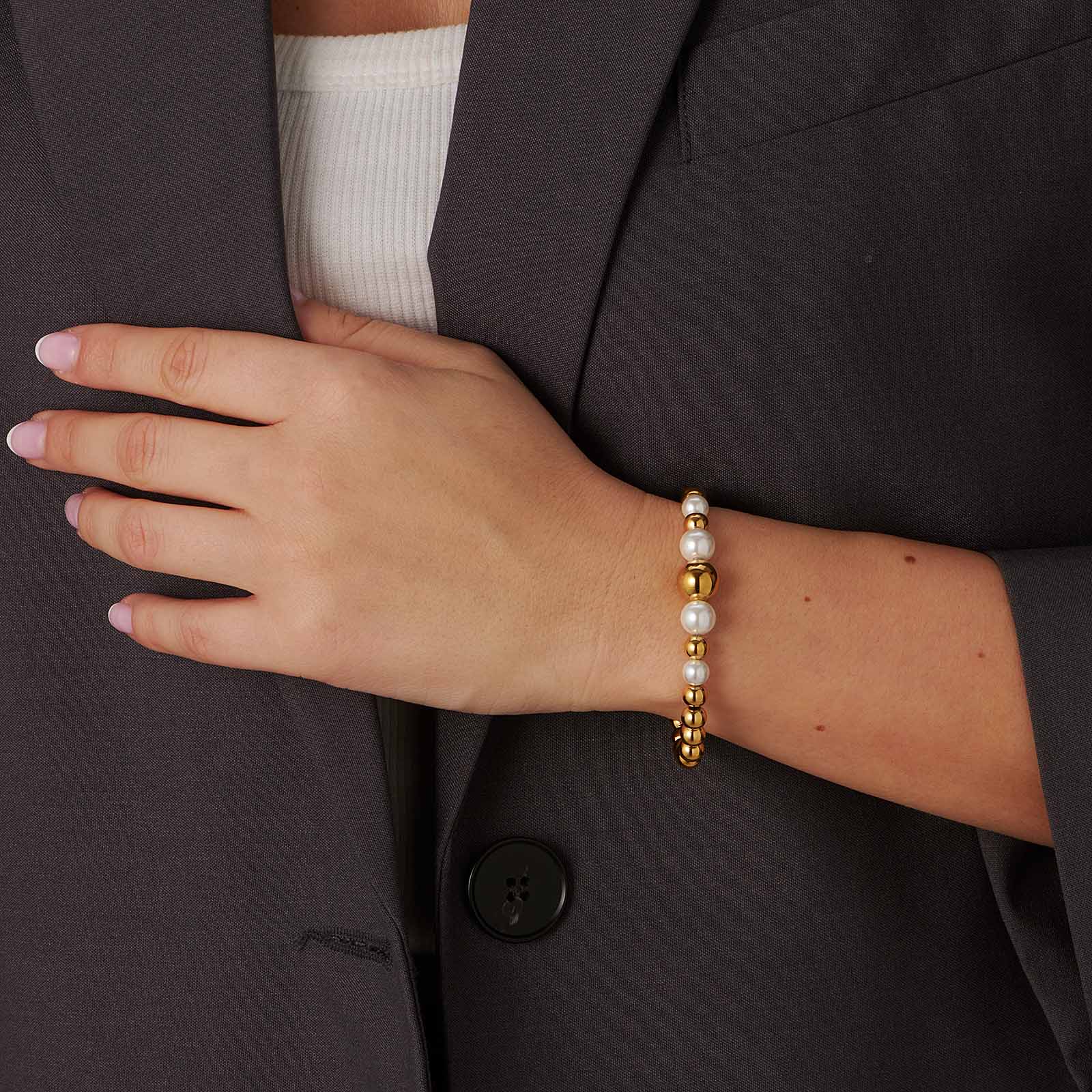 Armband i guldpläterat stål - elastiskt med kulor och vita skalpärlor