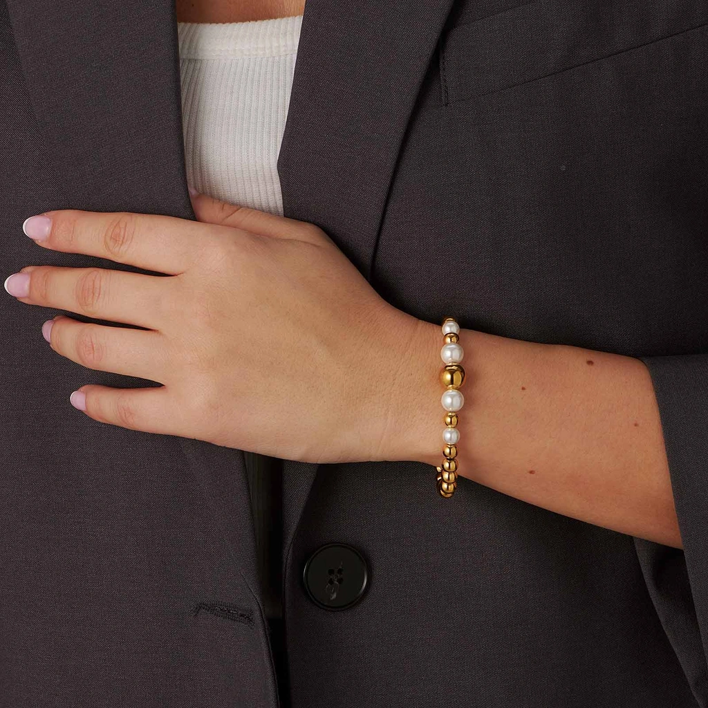 Armband i guldpläterat stål - elastiskt med kulor och vita skalpärlor