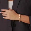 Armband i guldpläterat stål - elastiskt med kulor och vita skalpärlor