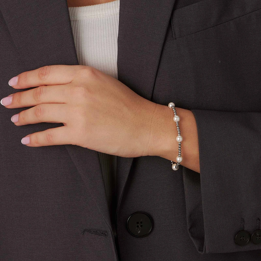 Armband i stål - elastiskt med kulor och vita skalpärlor