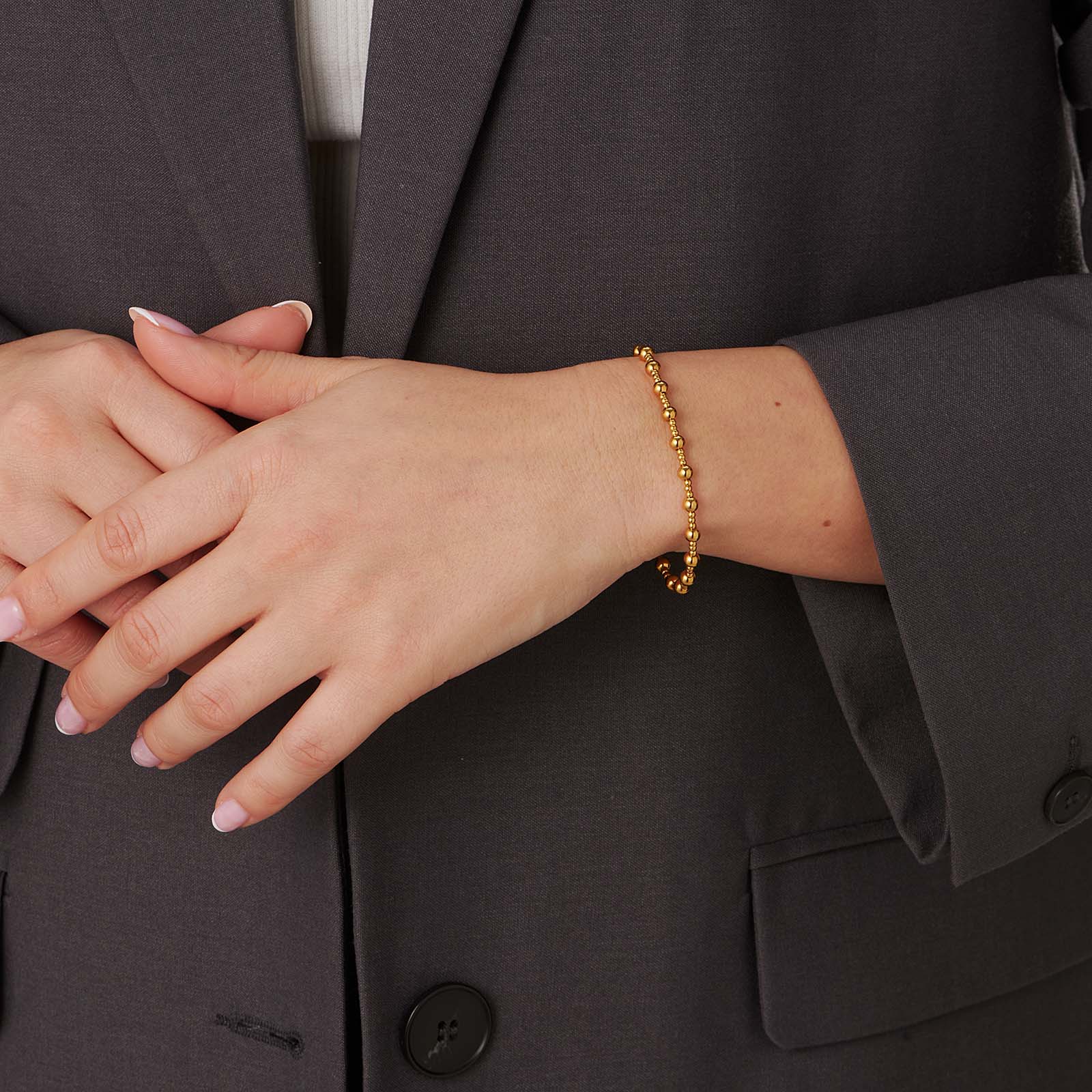 Armband i guldpläterat stål - elastiskt med kulor 2&4mm