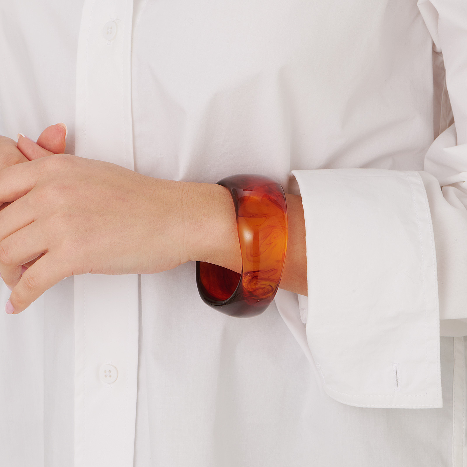 Stelt armband i brun resin - 3,5 cm brett, 63 mm i diameter