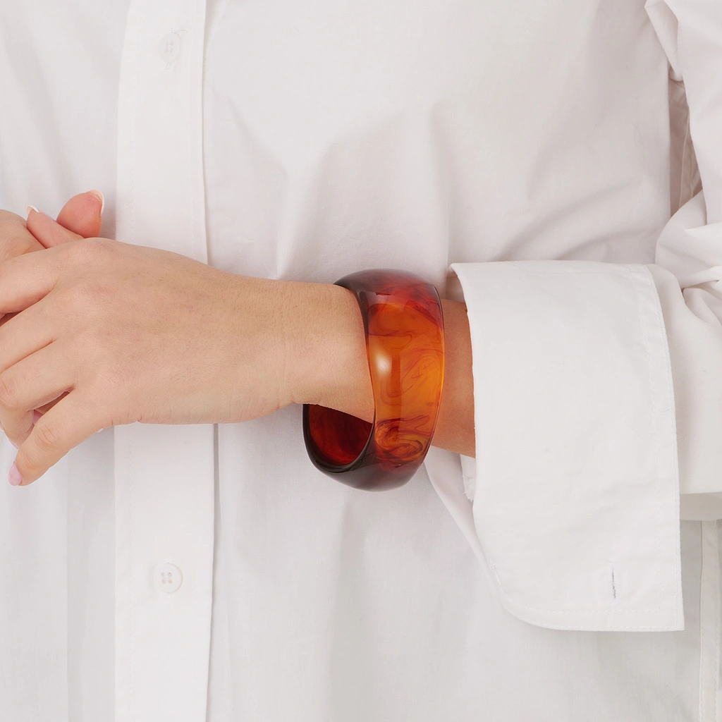 Stelt armband i brun resin - 3,5 cm brett, 63 mm i diameter