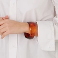 Stelt armband i brun resin - 3,5 cm brett, 63 mm i diameter