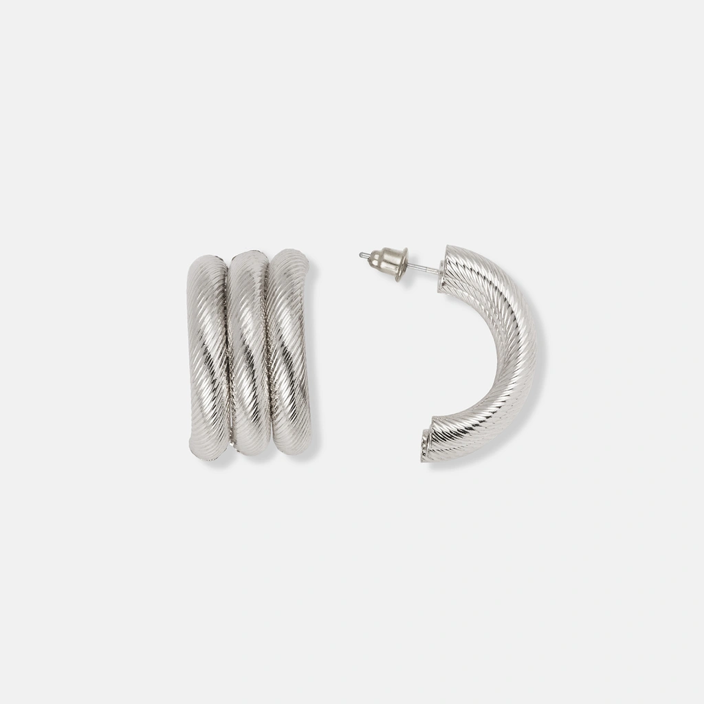 Silverfärgade örhängen, räfflade creoler med tre rader - 2 cm