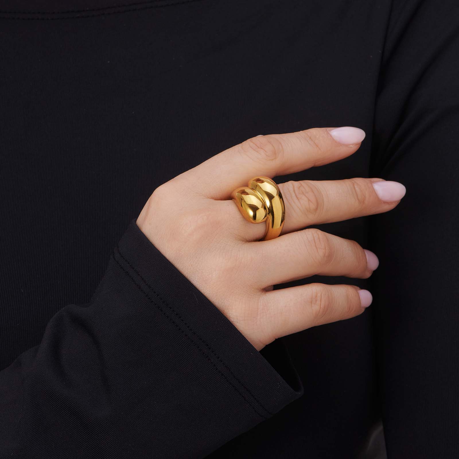 Guldfärgad ring med omlottdesign - storlek 19