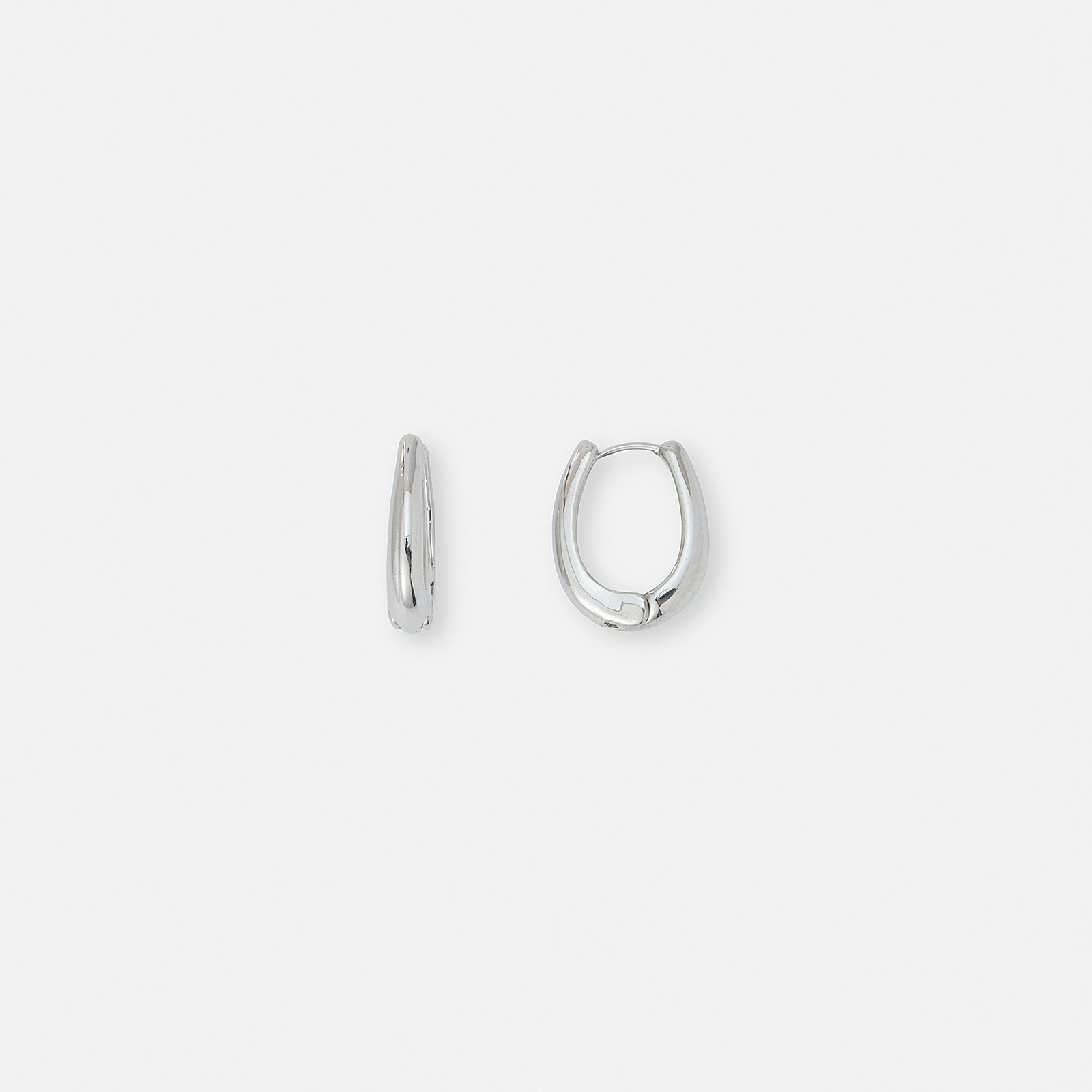 Silverfärgade örhängen, ovala creoler - 1,5x2cm
