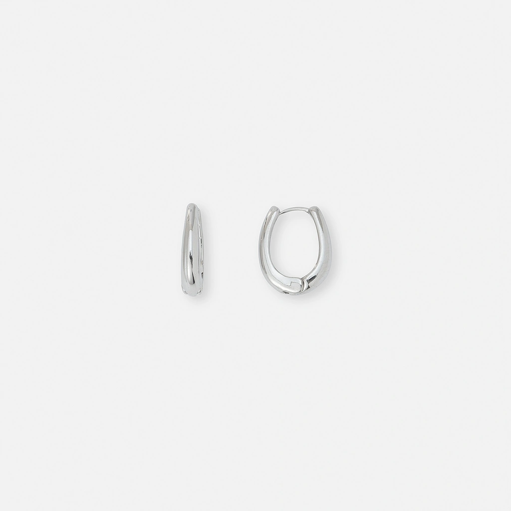 Silverfärgade örhängen, ovala creoler - 1,5x2cm