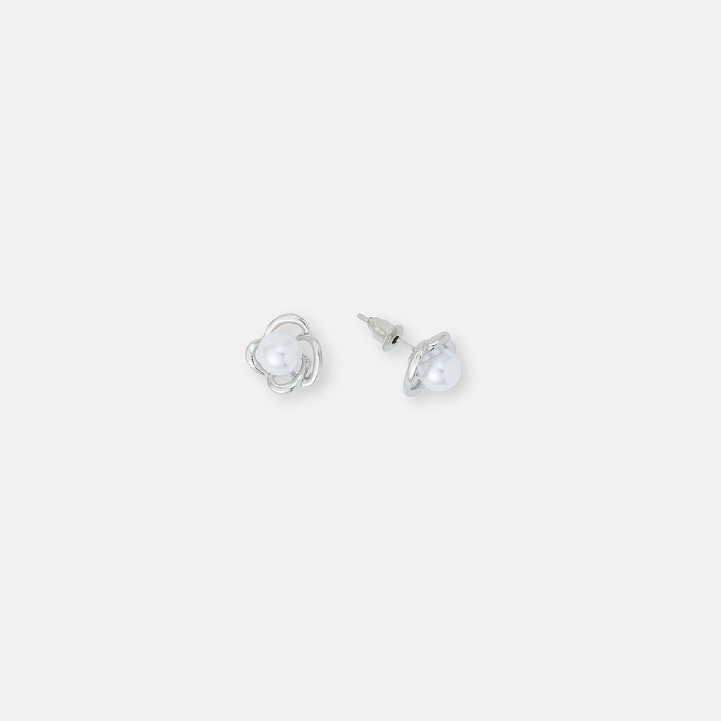 Silverfärgade örhängen, blomma med pärla - 1x1cm
