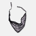 Svart spetsscarf i trekantsmodell