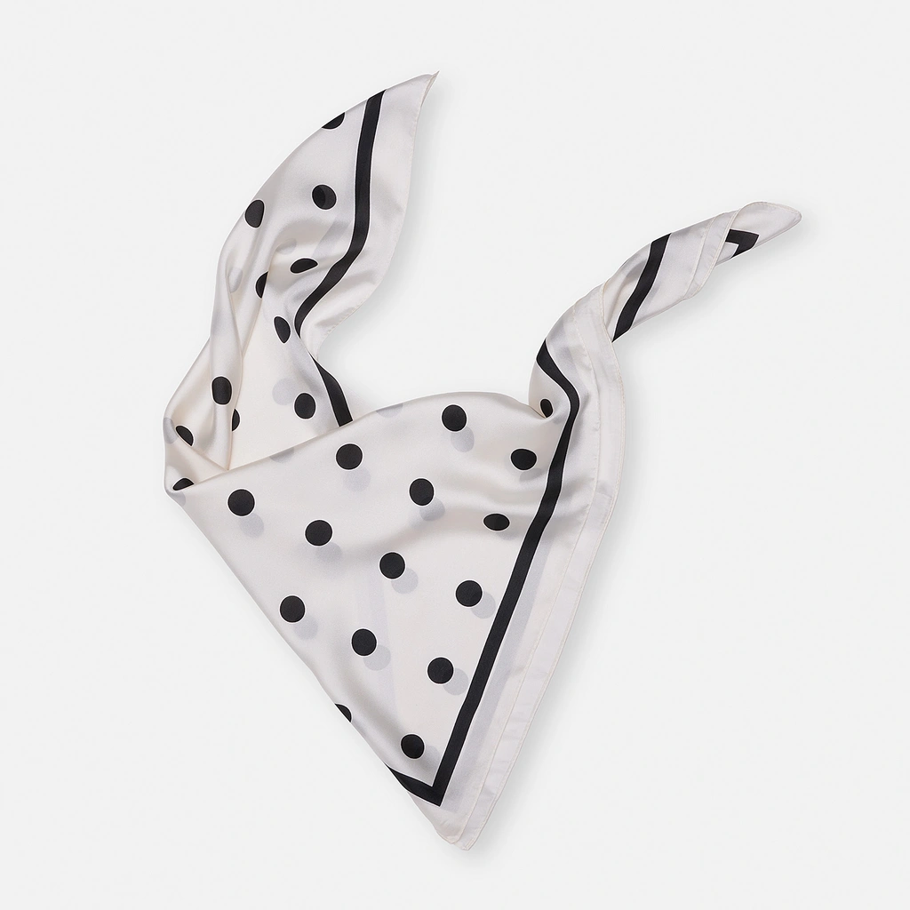 Vit och svart prickig scarf