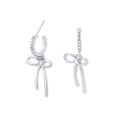 Silverfärgade örhängen, hängande rosett med glasstenar - 3,5 cm
