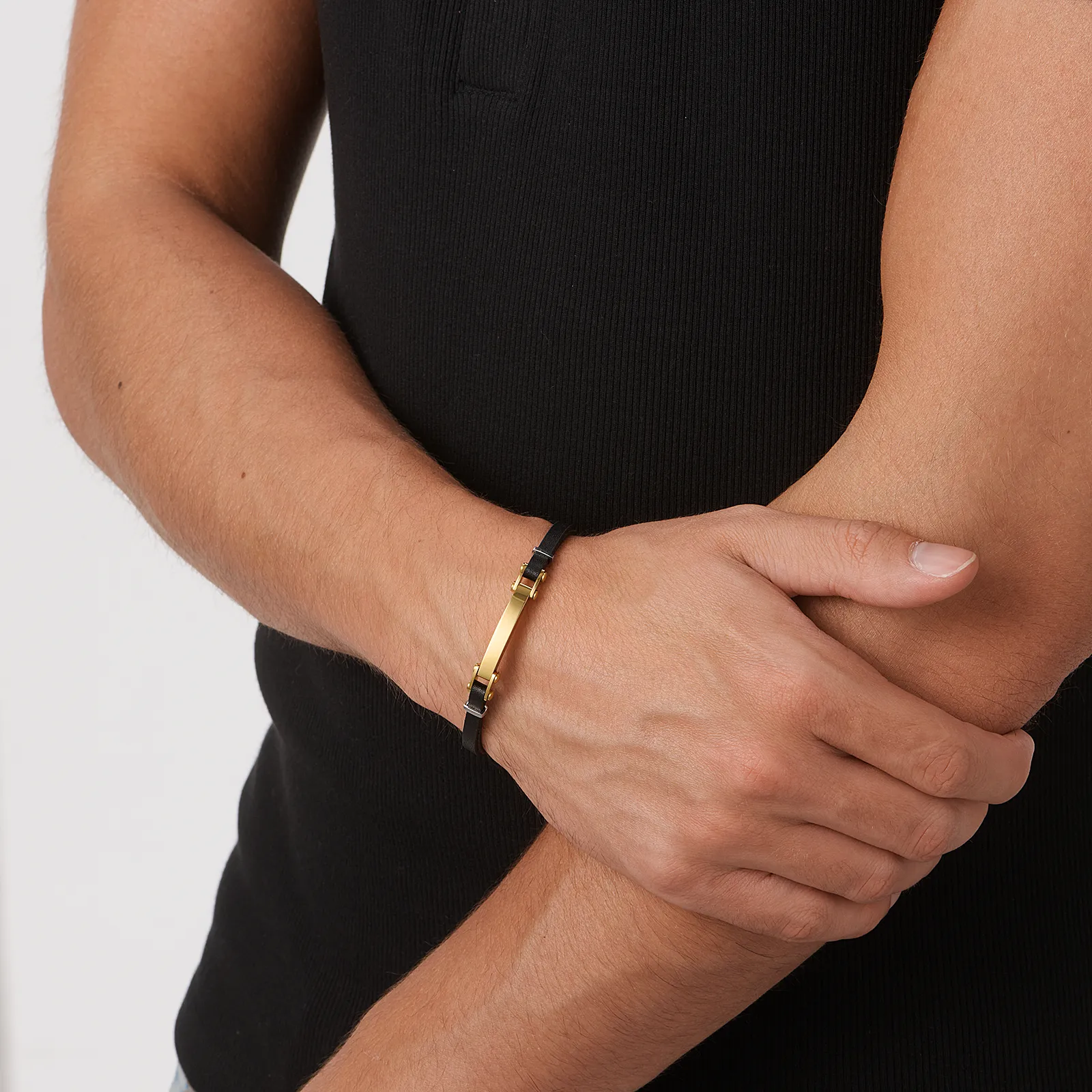 Guldfärgat armband, ID-bricka med svart läder - 19+2,5 cm
