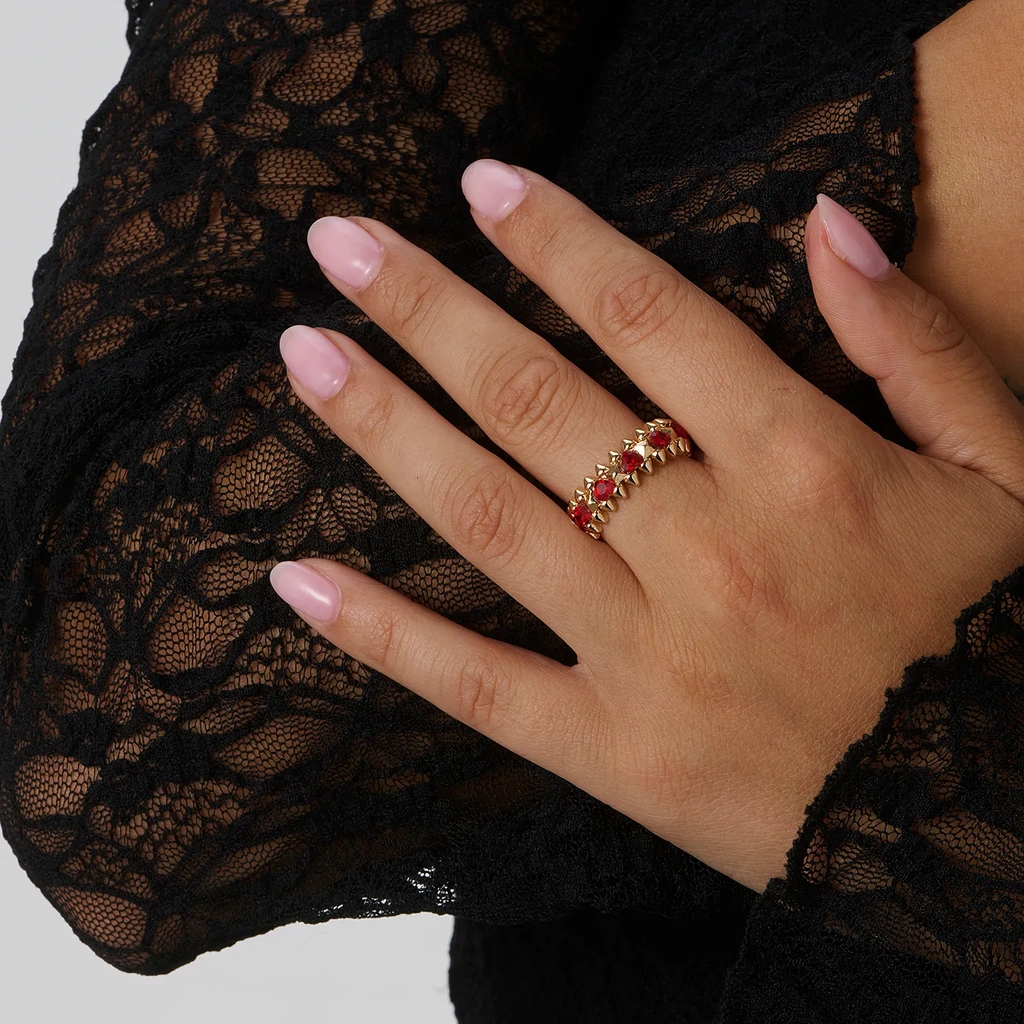 Guldfärgad ring Spike Noir, röda hjärtan - 18 mm