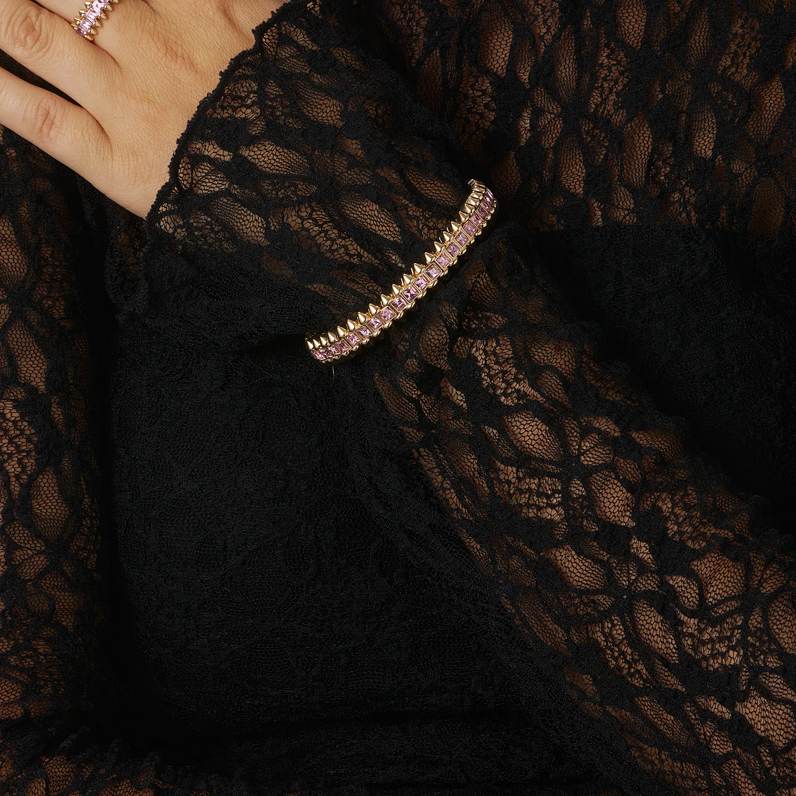 Guldfärgat armband Spike Noir, rosa stenar med nitar - Elastiskt