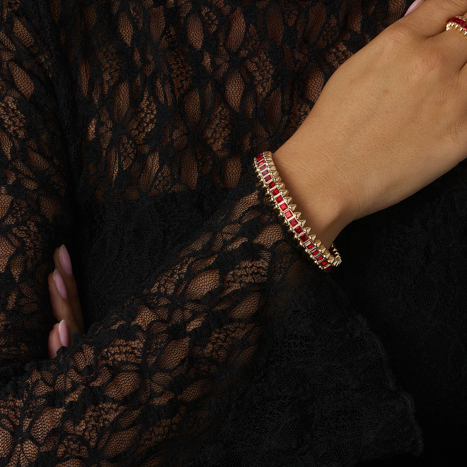Guldfärgat armband Spike Noir, röda stenar med nitar - Elastiskt