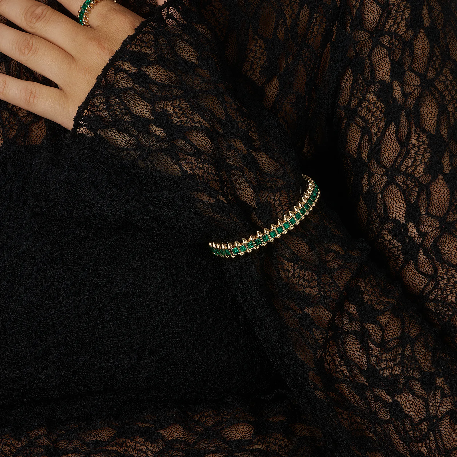Guldfärgat armband Spike Noir, gröna stenar - Elastiskt