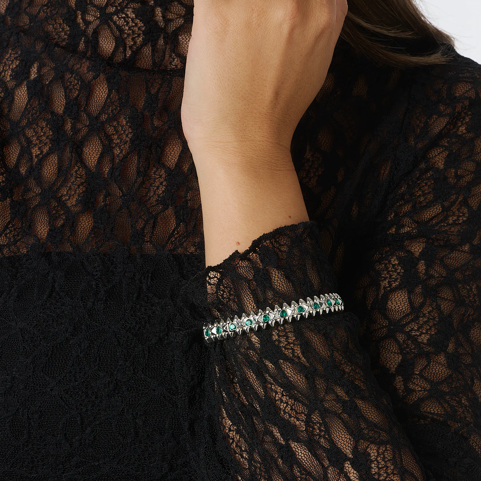 Silverfärgat armband Spike Noir, gröna hjärtan - Elastiskt