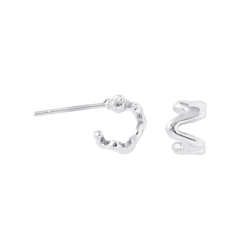 Silverfärgade örhängen C-hoops, vågig design - 1,5cm