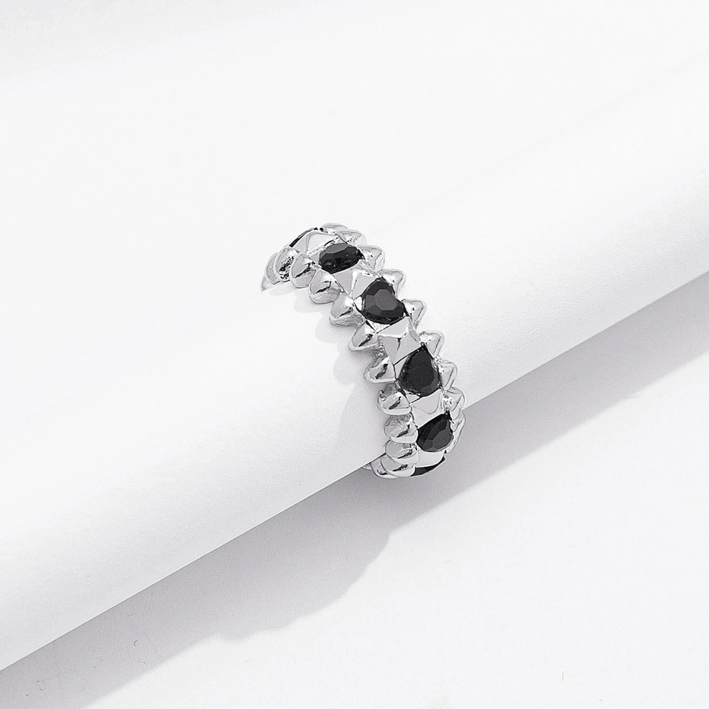 Silverfärgad ring Spike Noir, svarta hjärtan - 18 mm