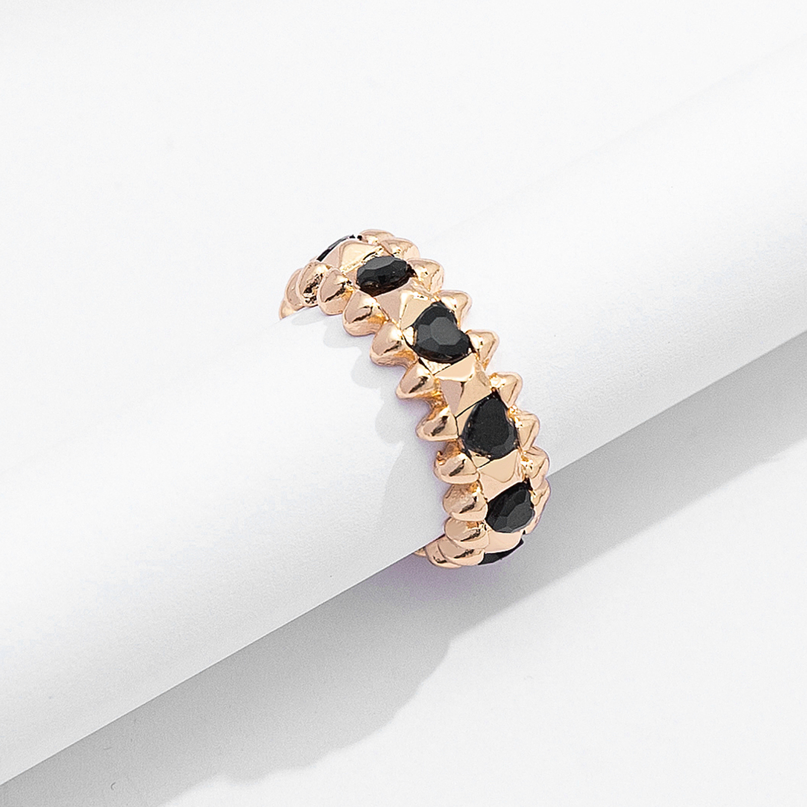 Guldfärgad ring Spike Noir, svarta hjärtan - 19 mm