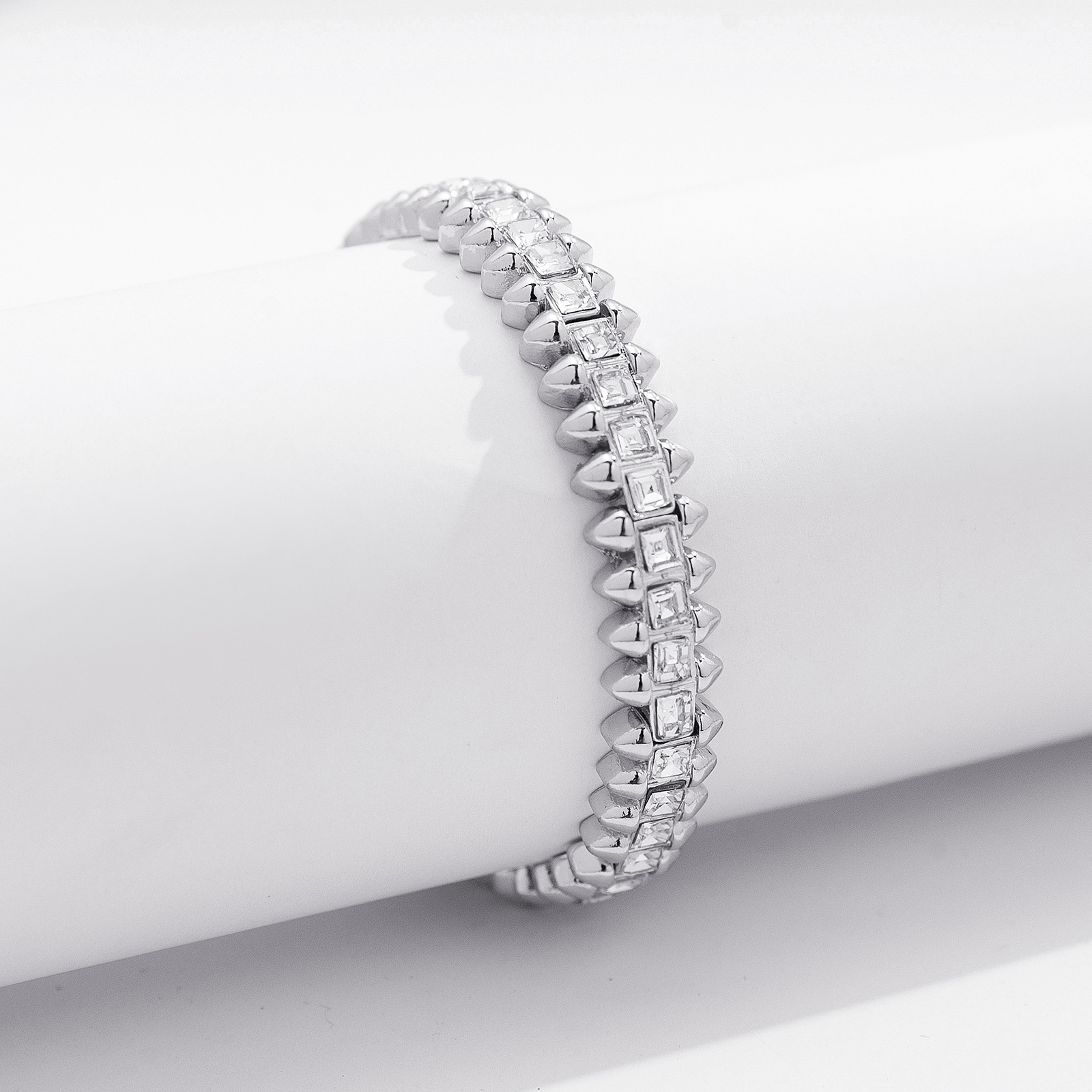 Silverfärgat armband Spike Noir, klara stenar med nitar - Elastiskt