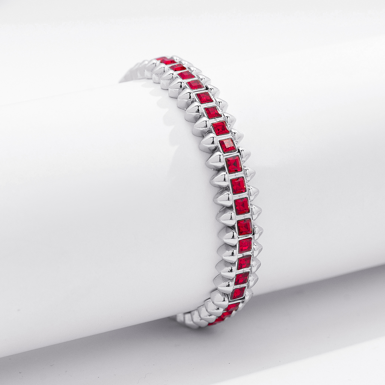 Silverfärgat armband Spike Noir, röda stenar med nitar - Elastiskt