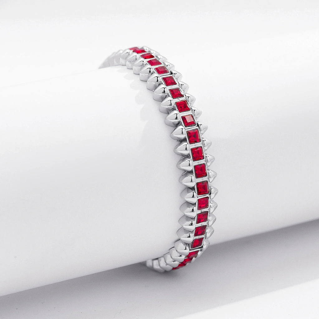 Silverfärgat armband Spike Noir, röda stenar med nitar - Elastiskt