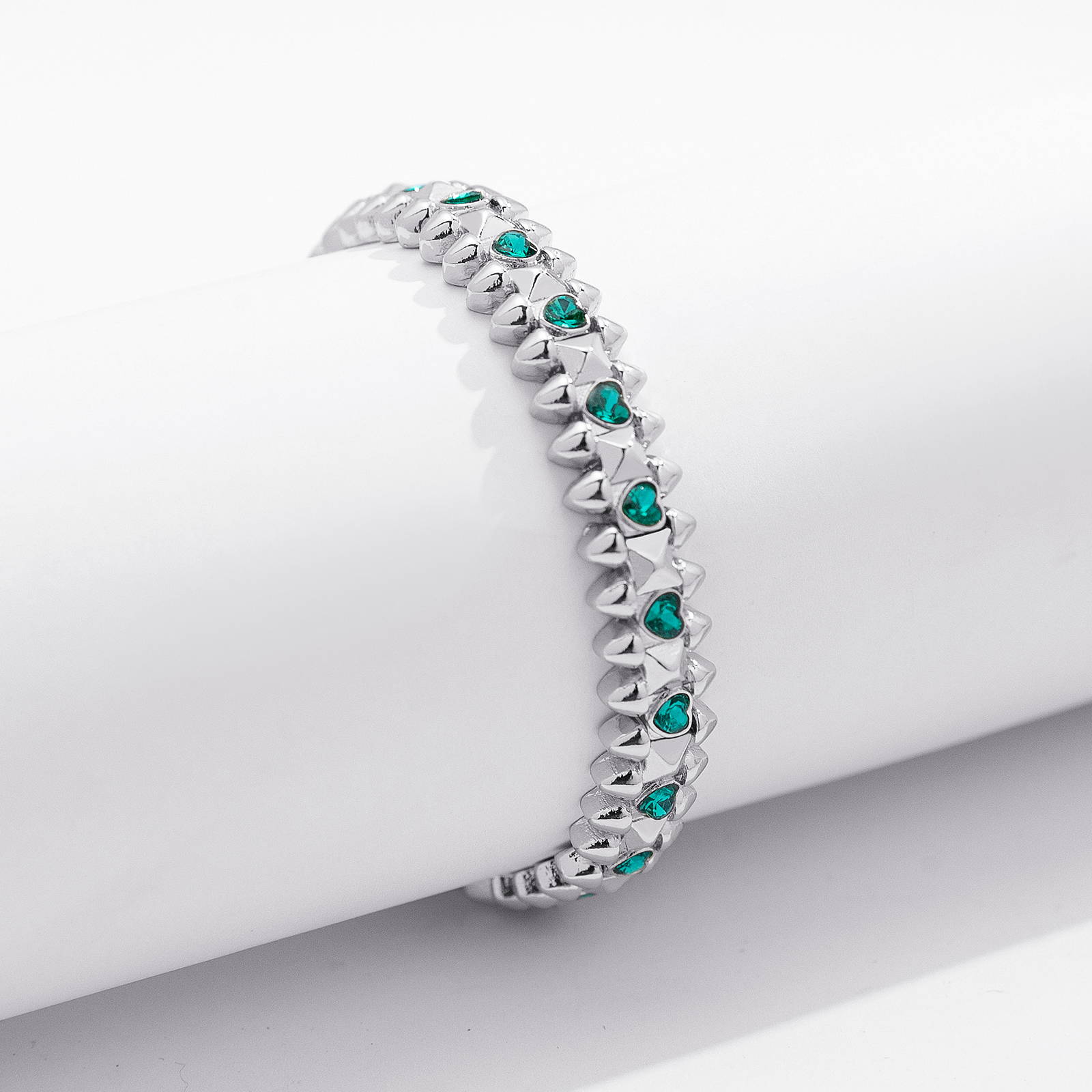 Silverfärgat armband Spike Noir, gröna hjärtan - Elastiskt
