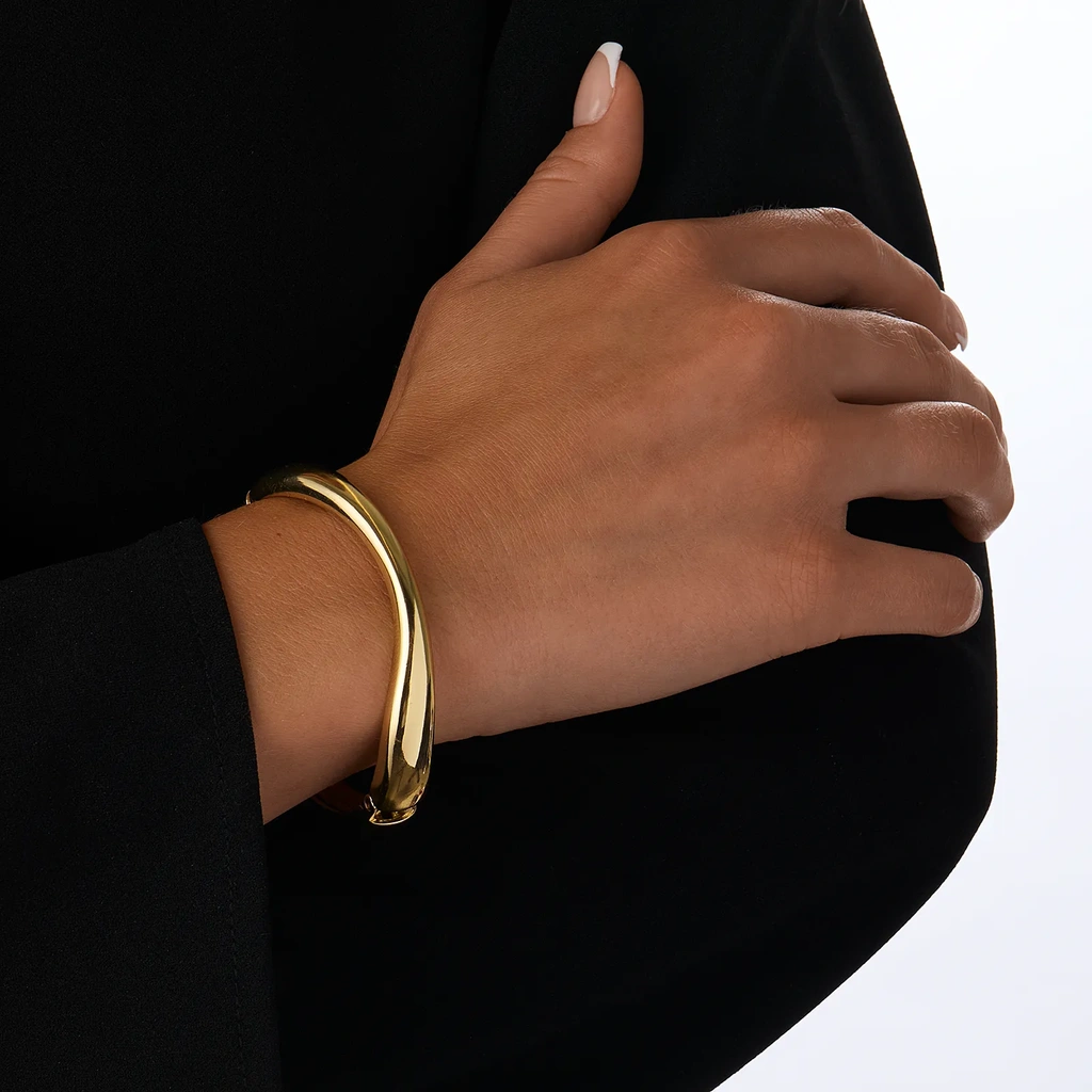Guldfärgat armband, stelt med vågig form - 7x6 cm