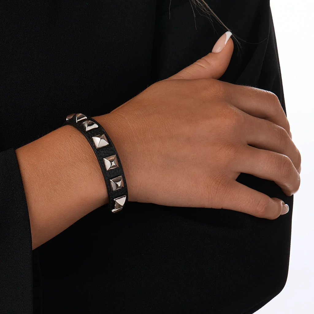 Svart armband, svart konstläder silverfärgade fyrkantiga nitar - Justerbart