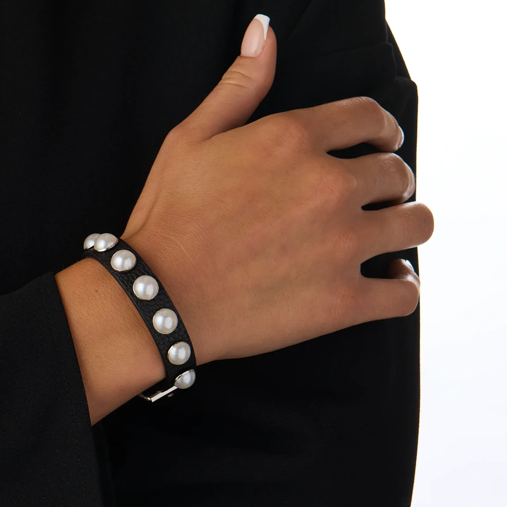 Silverfärgat armband, svart konstläder runda nitar - Justerbart