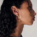 Guldpläterade örhängen stål: Ear cuff med nitar - one size