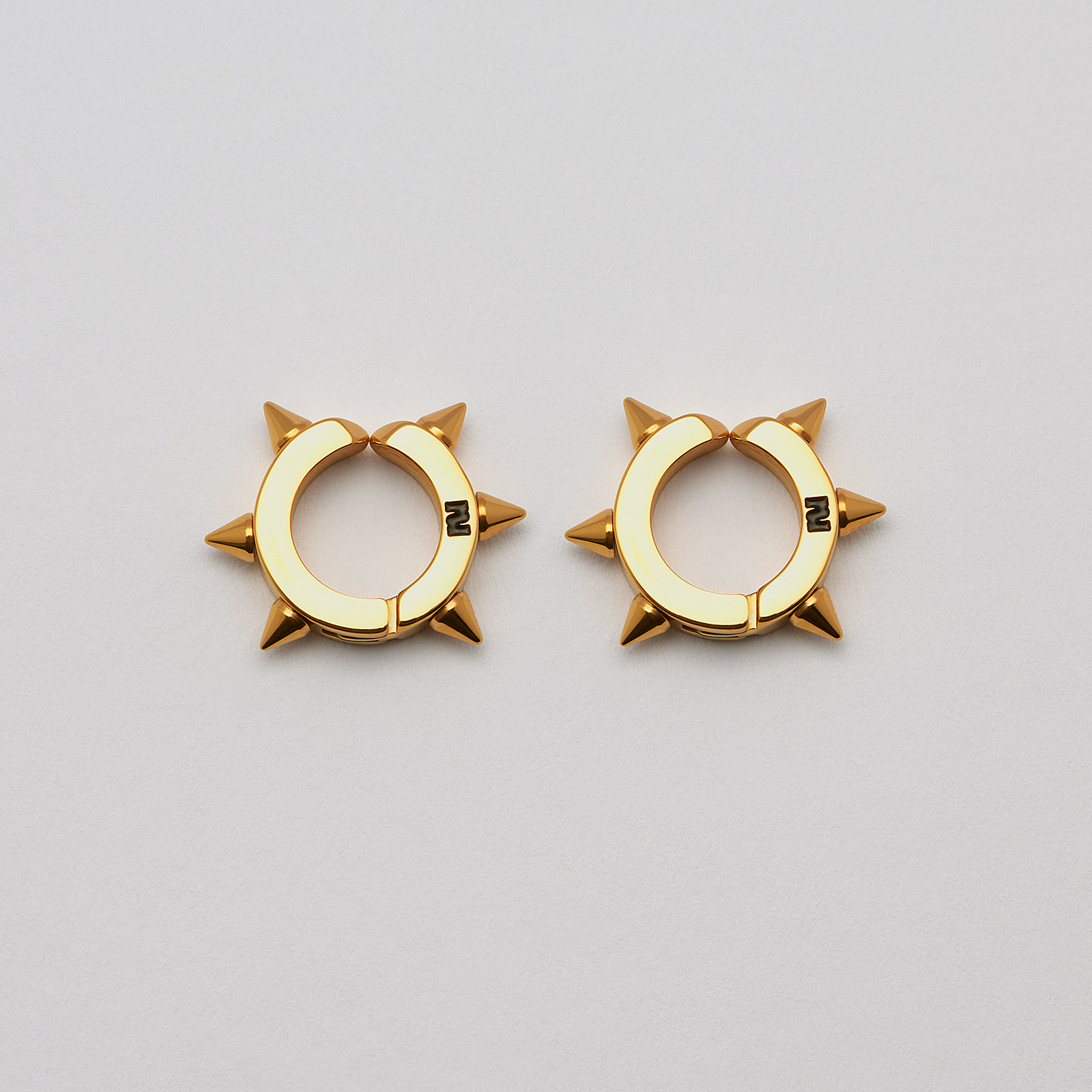 Guldpläterade örhängen stål: Ear cuff med nitar - one size