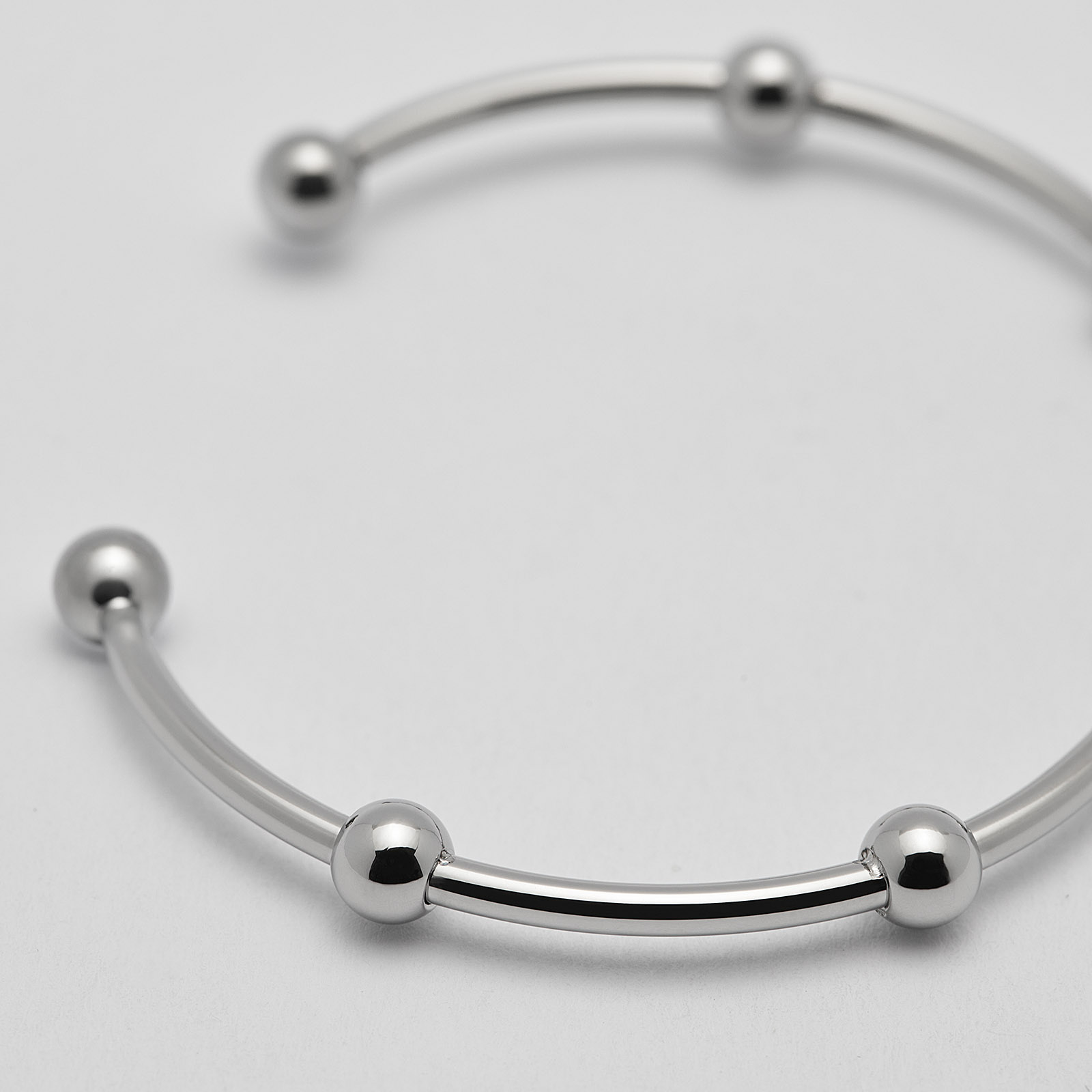 Armband i stål, bangle med boll - 2,5 x 66,5 mm