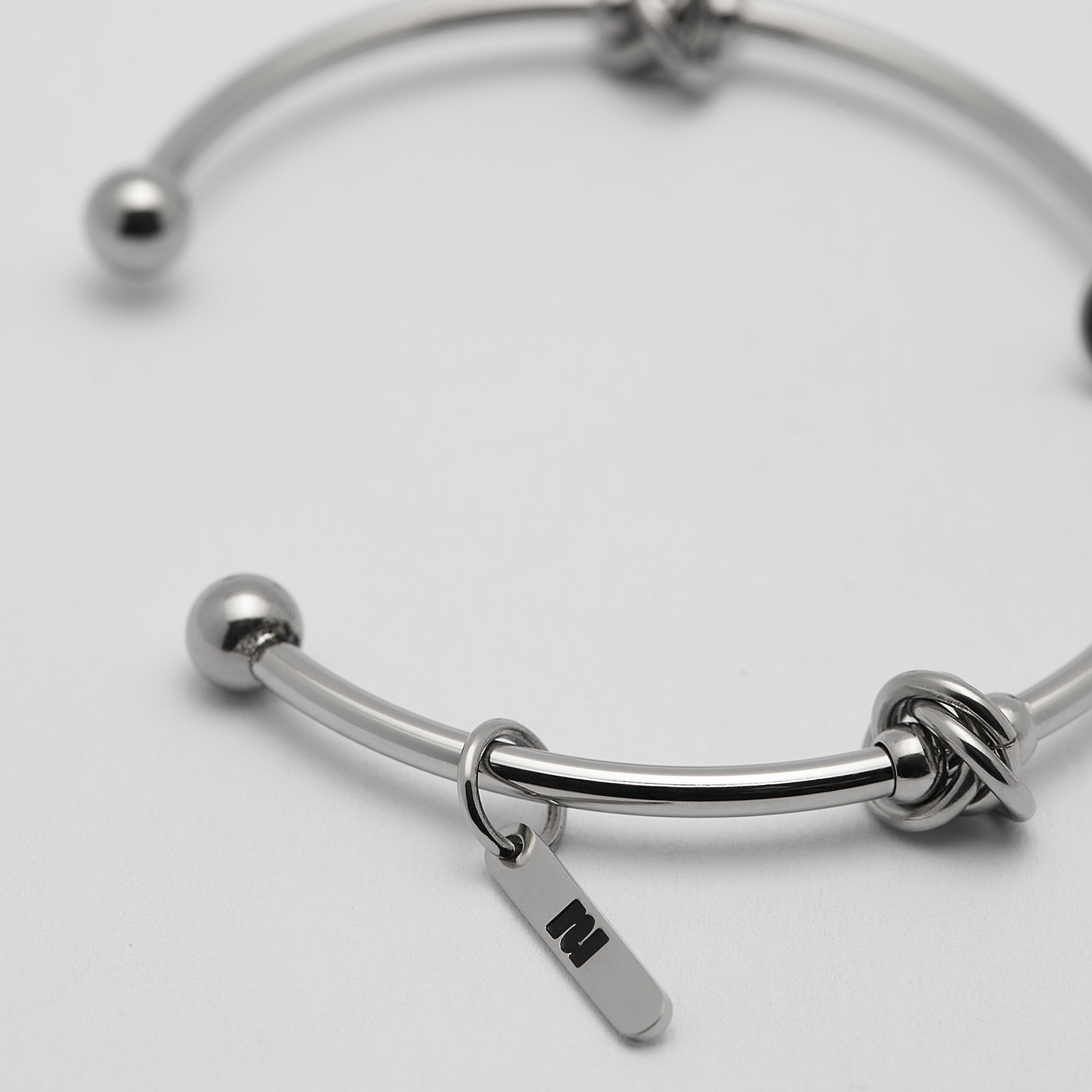 Armband i stål, bangle med knutar - 2,5 x 66,5 mm