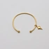 Armband i guldpläterat stål, bangle pil- 66,5 mm