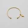 Armband i guldpläterat stål, bangle pil- 66,5 mm