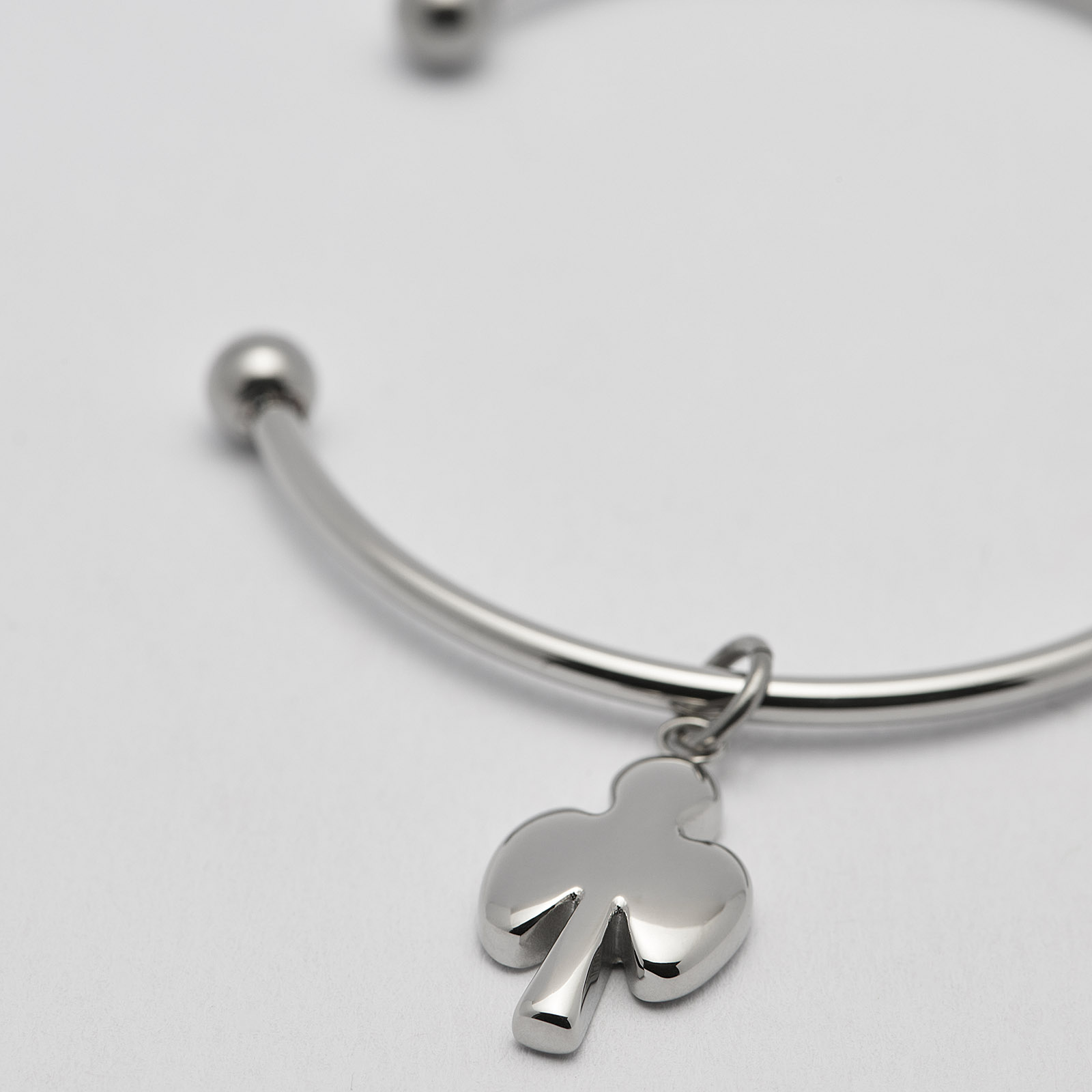 Armband i stål, bangle med klöver - 2,5 mm x 66,5 mm