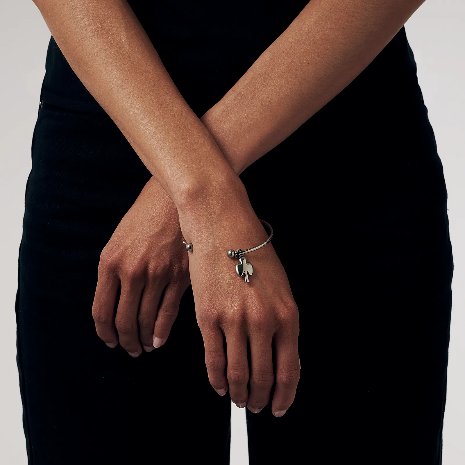 Armband i stål, bangle med klöver - 2,5 mm x 66,5 mm