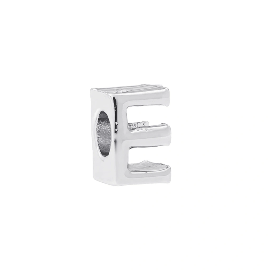 Silverfärgad armbandsberlock, bokstav E