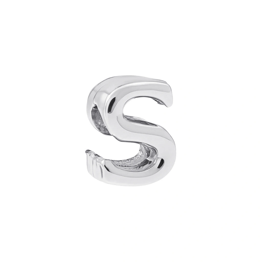 Silverfärgad armbandsberlock, bokstav S